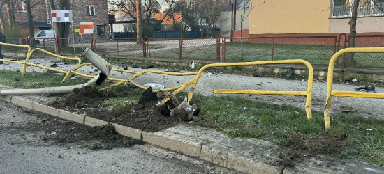 SANOK: Niebezpieczny poranek na ul. Lipińskiego. Samochód uderzył w bariery i przewrócił się na bok