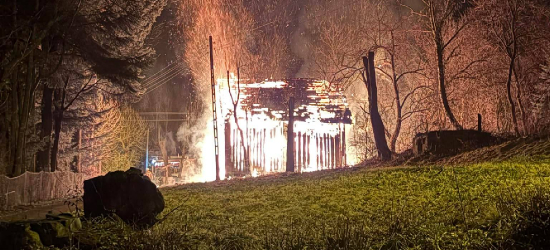 Groźny pożar w Kostarowcach. Spłonął budynek gospodarczy [ZDJĘCIA]