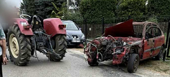 Ciągnikiem holował wrak samochodu. Uderzył w ogrodzenie. Miał prawie 3 promile