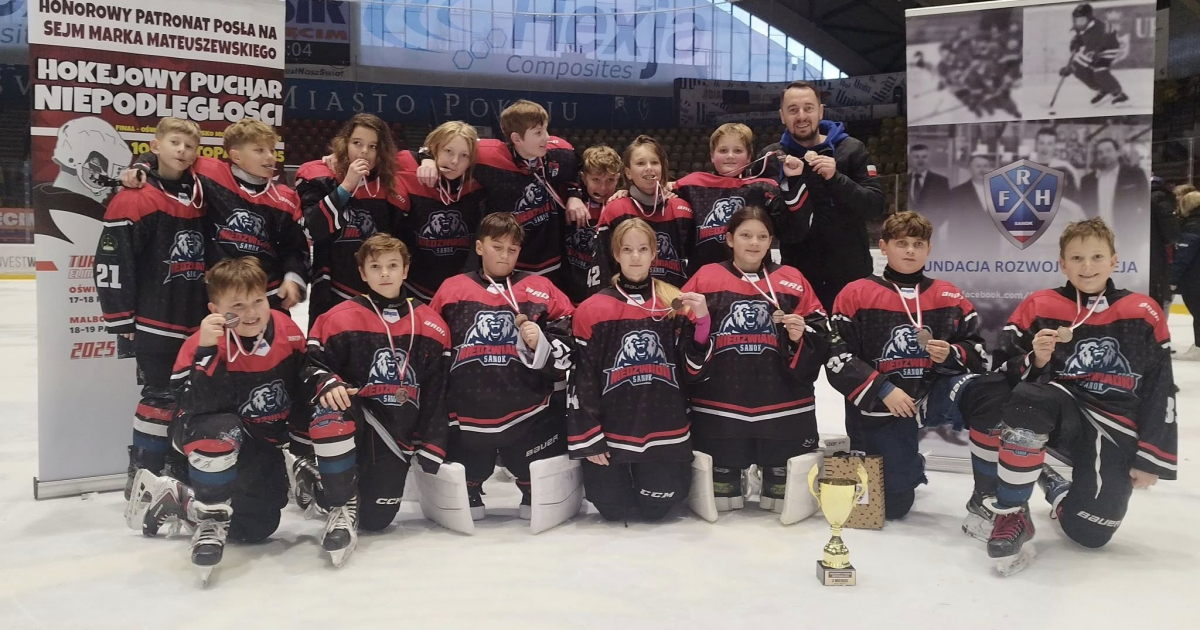 HOKEJ: Niedźwiadki na podium! Brązowy medal i zwycięskie zakończenie sezonu