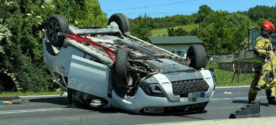 AKTUALIZACJA: Samochód na dachu w Pisarowcach. Zderzenie dwóch aut (ZDJĘCIA)
