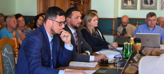 Burmistrz Tomasz Matuszewski bez absolutorium i wotum zaufania