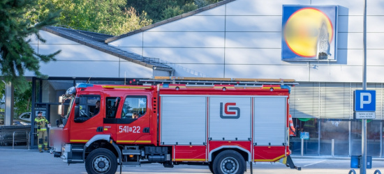 SANOK: Pożar na terenie marketu. Na miejscu trzy zastępy straży pożarnej (VIDEO, ZDJĘCIA)