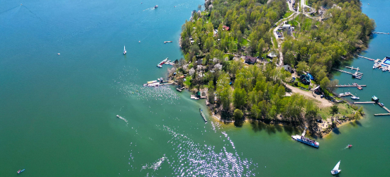 WAKACJE NAD JEZIOREM SOLIŃSKIM. Statki, jachty i rowerki wodne tworzą niezapomniany klimat (VIDEO)