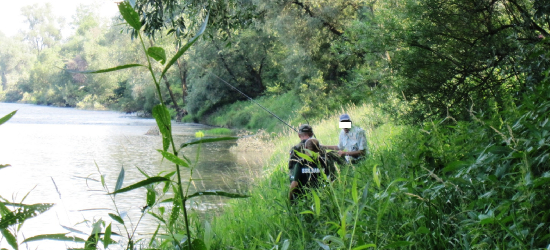 Strażnicy SSR kontrolują wędkarzy podczas wakacji