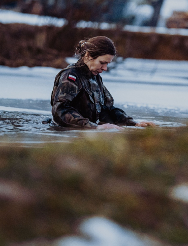 Hipotermia, lodowata woda i ekstremalne warunki. Intensywne szkolenie żołnierzy w Rajskiem [ZDJĘCIA]