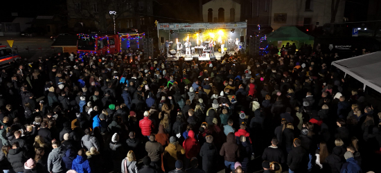 Baligród zagrał z sercem. Jarmark Bożonarodzeniowy dla Maksia przeszedł do historii [VIDEO, ZDJĘCIA]
