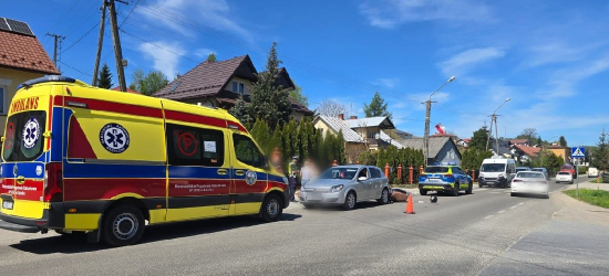 Groźna kolizja motocykla z osobówką w Przysietnicy. 71-latek trafił do szpitala