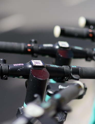 ZAGÓRZ: Pijany 21-latek na hulajnodze. Wywrócił się na ścieżce, pomogli mu ratownicy medyczni