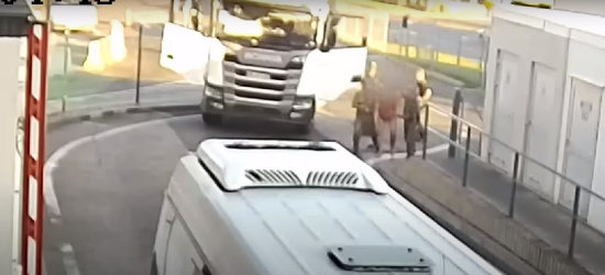 Siłą wtargnął na teren przejścia granicznego. Pijany kierowca ciężarówki zatrzymany (VIDEO)