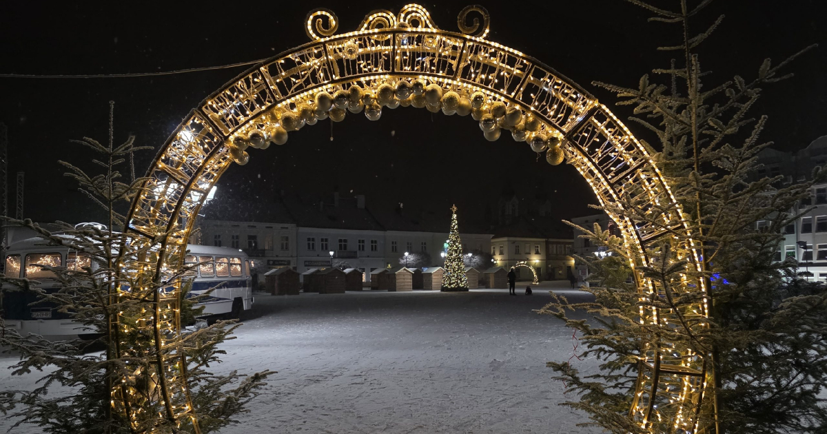 Zimowy Sanok nocą. Miasto otulone białym puchem [ZOBACZ ZDJĘCIA]