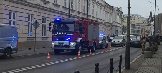 Alarm bombowy w Sądzie Rejonowym w Sanoku. Ewakuowano 69 osób! [VIDEO, ZDJĘCIA]