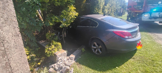 Groźnie wyglądające zdarzenie w Mrzygłodzie. Auto uderzyło w ogrodzenie [ZDJĘCIA]