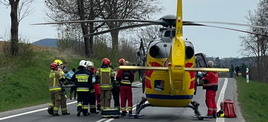 Czołowe zderzenie w Grabownicy Starzeńskiej. Na miejscu lądował śmigłowiec LPR [ZDJĘCIA]
