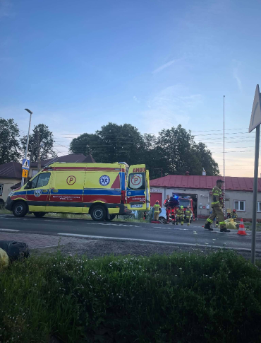 Samochód wypadł z drogi w Długiem. Kierowca trafił do szpitala [ZDJĘCIA]