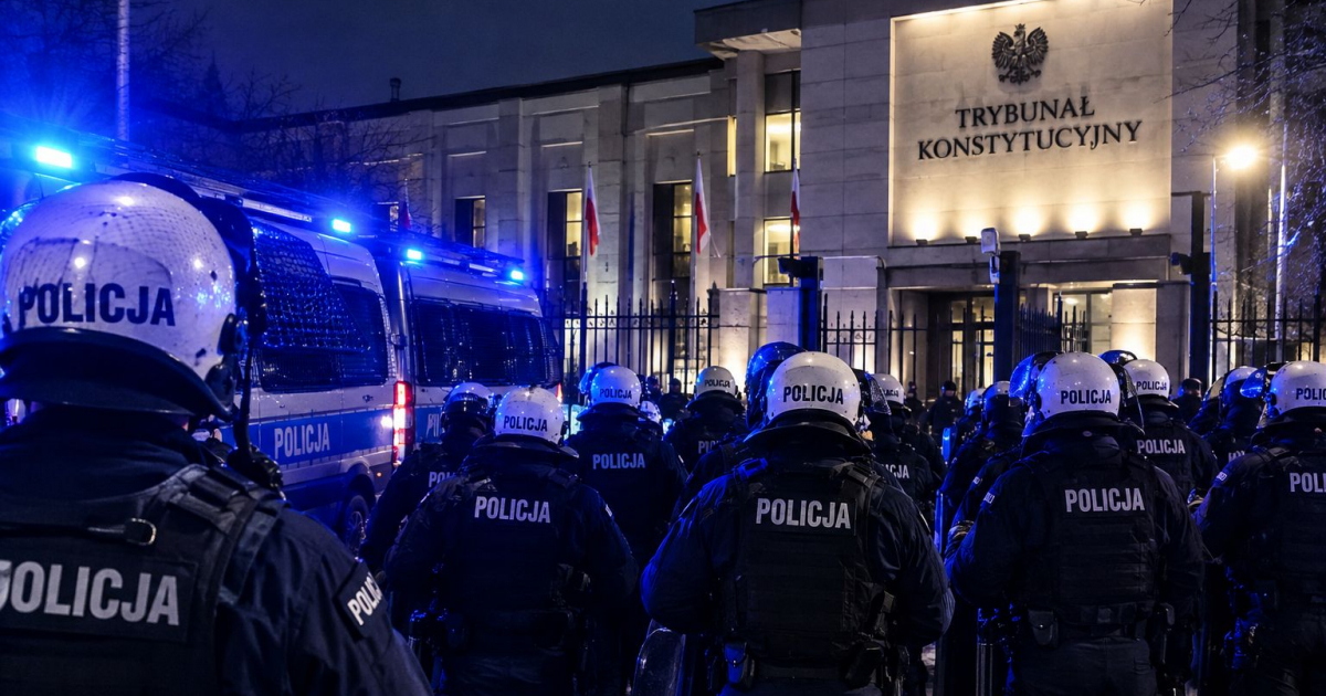 Zamach stanu czy normalna procedura? Policja interweniuje na terenie Trybunału Konstytucyjnego (VIDEO)