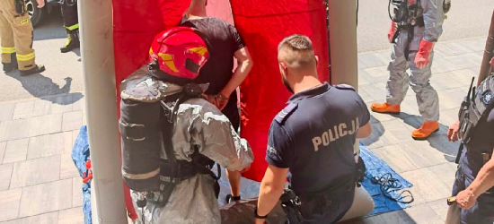 Strażacy z Leska ćwiczyli działania podczas zagrożenia chemicznego w szkole