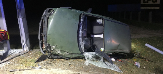 Pijany 29-latek wjechał w samochód. Opel staranował przystanek (ZDJĘCIA)