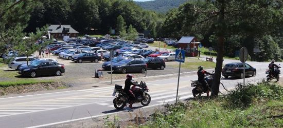 BIESZCZADY: Turystów sporo. Parkingi pełne (ZDJĘCIA)