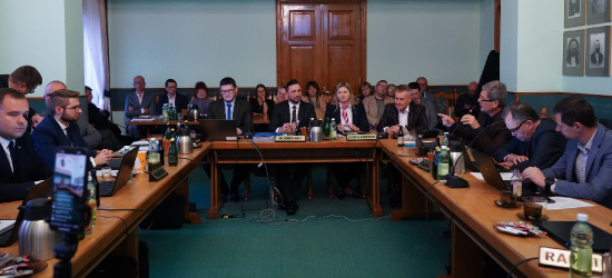 Historyczna sesja Rady Miasta Sanoka: Podwyżki podatków, wygaszenie mandatu i rezygnacja radnego