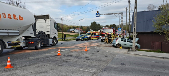 POŁOMIA: Groźny wypadek na DK19. Fiat uderzył w budynek [FOTO]