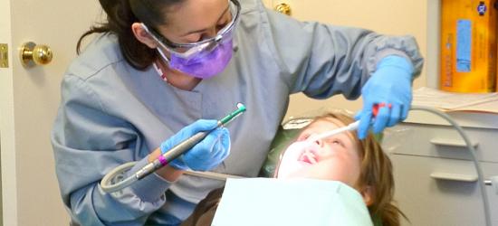 Dwoje dentystów miało wyłudzić nawet 860 tys. zł świadczeń z NFZ. Zakładali fikcyjne plomby