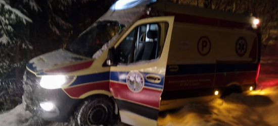 HUMNISKA: Karetka utknęła w śniegu. Strażacy z OSP ruszyli na pomoc [ZDJĘCIA]