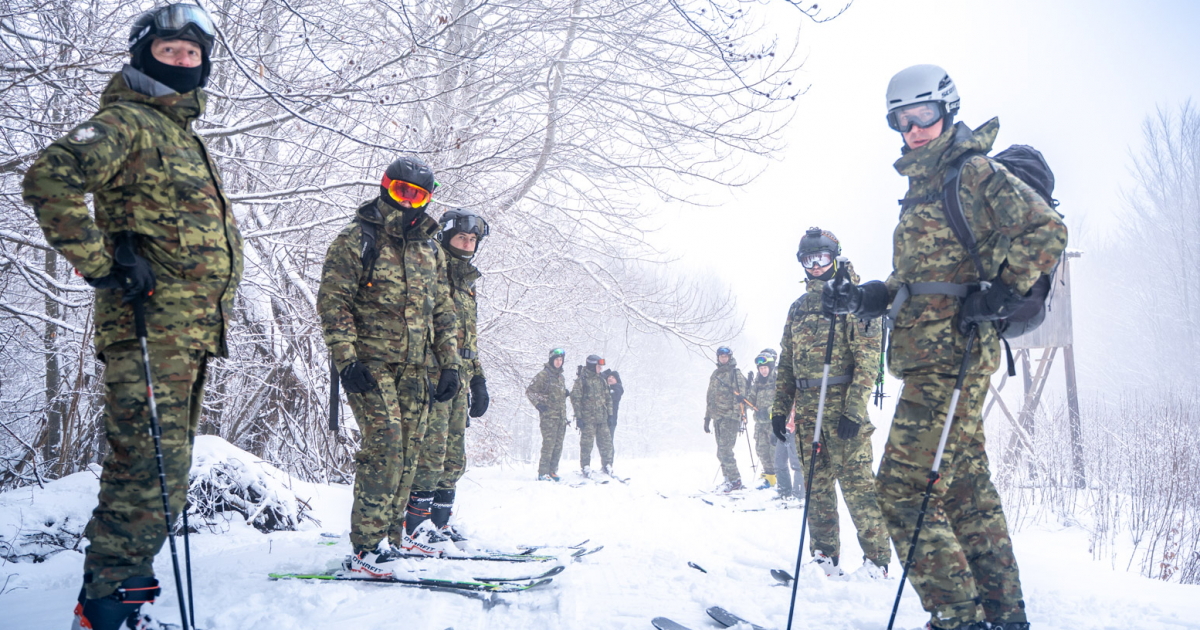 Skiturowe szkolenie w Bieszczadach. Mundurowi i ratownicy ćwiczyli akcje w trudnym terenie [ZDJĘCIA]