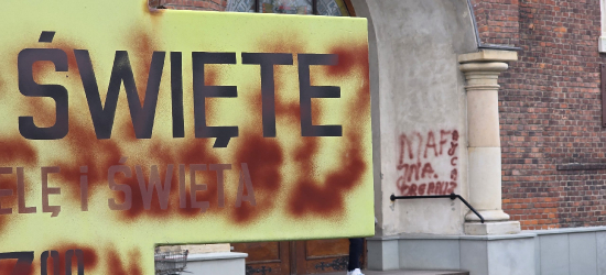 Wandalizm przy kościele na Posadzie w Sanoku. Pojawiły się obraźliwe napisy [VIDEO, ZDJĘCIA]
