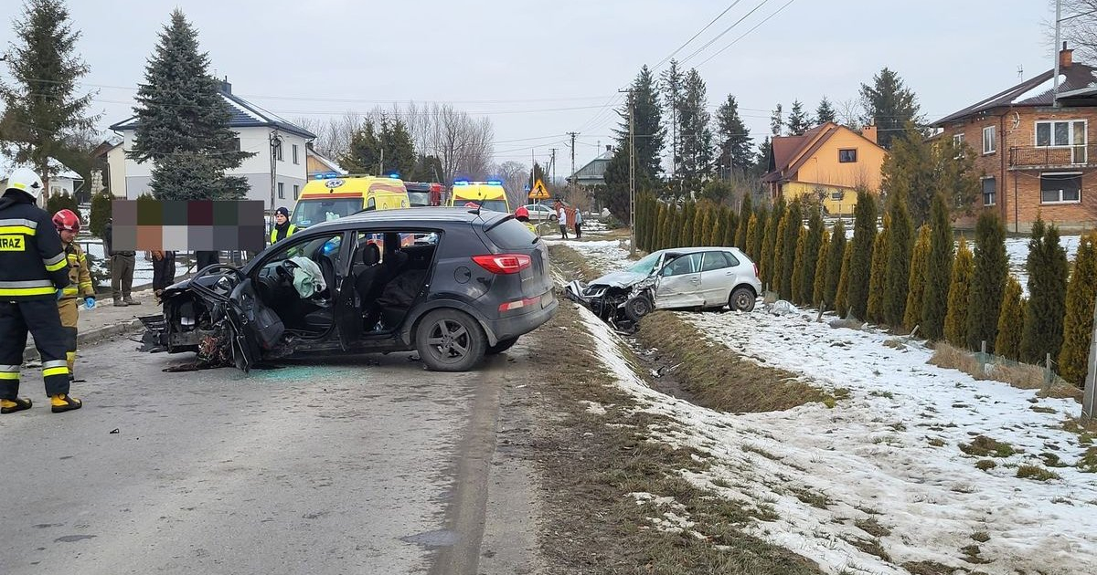 PODKARPACIE: Czołowe zderzenie dwóch pojazdów. Interweniował śmigłowiec LPR [ZDJĘCIA]