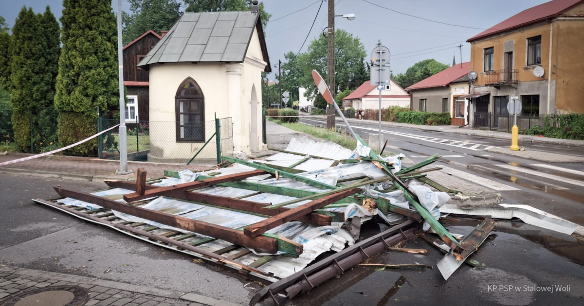 PODKARPACIE: Ponad 80 interwencji strażaków. Połamane drzewa i uszkodzone dachy [ZDJĘCIA]