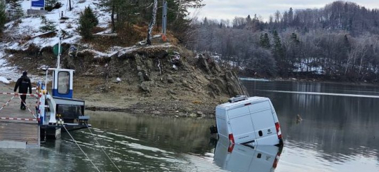 O krok od tragedii w Polańczyku. Samochód dostawczy wpadł do jeziora [ZDJĘCIA]