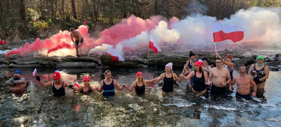 Niepodległościowe morsowanie w głębokich Bieszczadach na otwarcie sezonu! (VIDEO, FOTO)