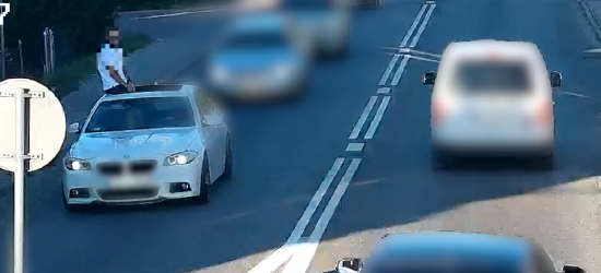 JASŁO: Pasażer podróżował na dachu BMW! Kierowca stracił prawo jazdy [VIDEO]