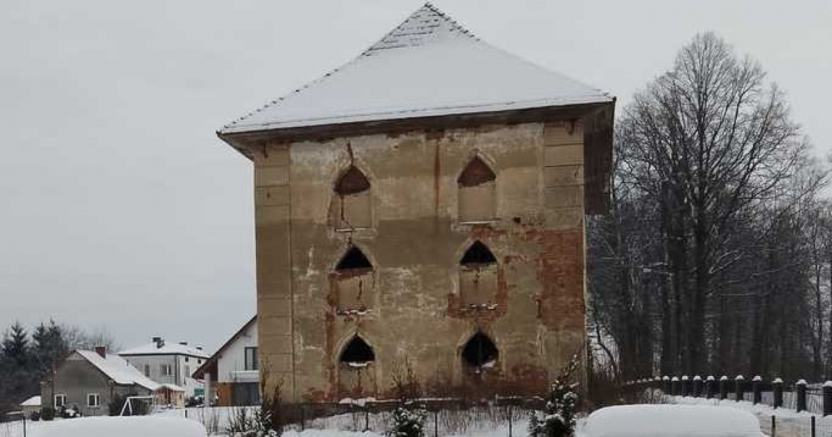ZMIENNICA: Policjanci i strażacy uratowali kota uwięzionego w pustostanie