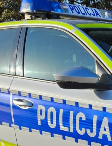SANOK: Policjanci wyważyli drzwi, by ratować mężczyznę. Nieprzytomny 77-latek trafił do szpitala