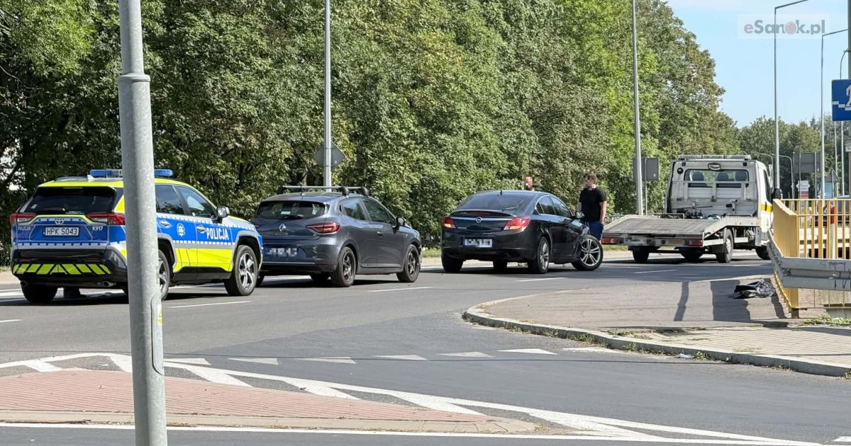 Kolizja dwóch aut przy ulicy Królowej Bony. Kierowca nie ustąpił pierwszeństwa [VIDEO, ZDJĘCIA]