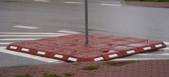 SANOK: Nowa wysepka na skrzyżowaniu Krakowskiej i Iwaszkiewicza budzi emocje. Przedsiębiorcy alarmują, burmistrz odpowiada