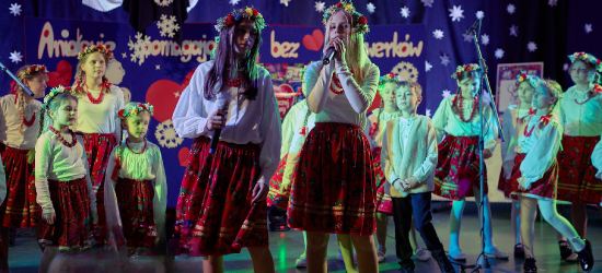 „Aniołowie pomagają bez fajerwerków”. Wyjątkowy koncert w SP 6 w Sanoku [VIDEO]