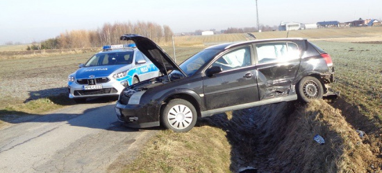 Wypadek w Markowej. Wyjechał wprost przed inny pojazd (FOTO)