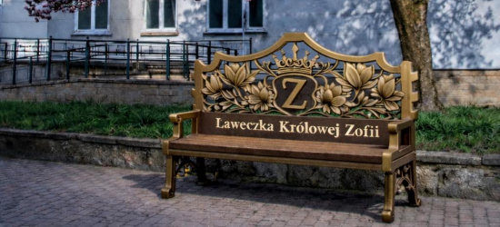 „Ławeczka Królowej Zofii” na etapie malowania. Montaż w przyszłym tygodniu [ZDJĘCIA]