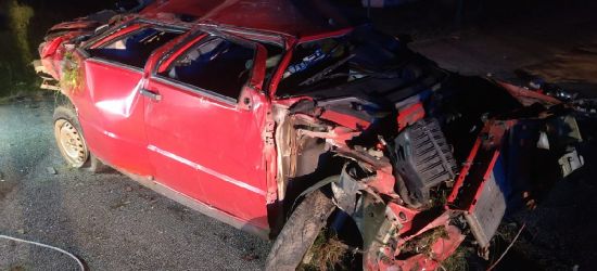 POWIAT SANOCKI. Samochód wypadł z drogi i dachował. 19-letni kierowca pijany! (ZDJĘCIA)