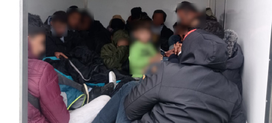 Kurier przewoził… imigrantów. W sumie 23! (VIDEO, FOTO)