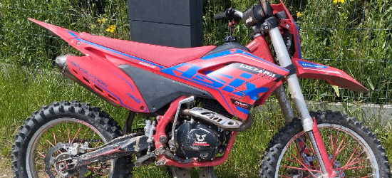BRZOZÓW: 14-latek na crossie uderzył w ogrodzenie. Trafił do szpitala