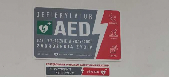 Defibrylator AED w sanockiej komendzie. Urządzenie dostępne dla każdego