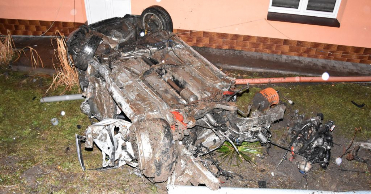 Nocny pościg jak z filmu! 20-latek pędził 200 km/h, dachował na posesji i uciekał pieszo [VIDEO, ZDJĘCIA]