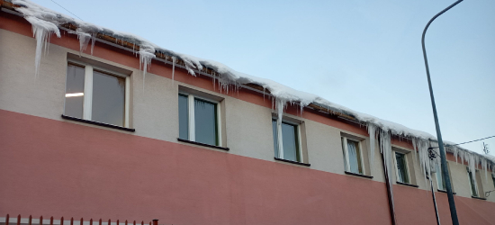 Uwaga! Niebezpieczne sople lodu nad parkingiem przy ul. Konarskiego w Sanoku [ZDJĘCIA]