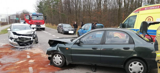 Wypadek w Tryńczy. Jedna osoba w szpitalu (FOTO)