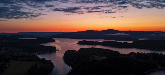 Niebo zapłonęło nad Jeziorem Solińskim. ZOBACZ WSCHÓD SŁOŃCA Z LOTU PTAKA! (VIDEO, ZDJĘCIA)