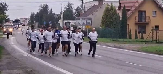 Sztafeta z Bochni w drodze do Sanoka. Uroczysta meta na Rynku [VIDEO]